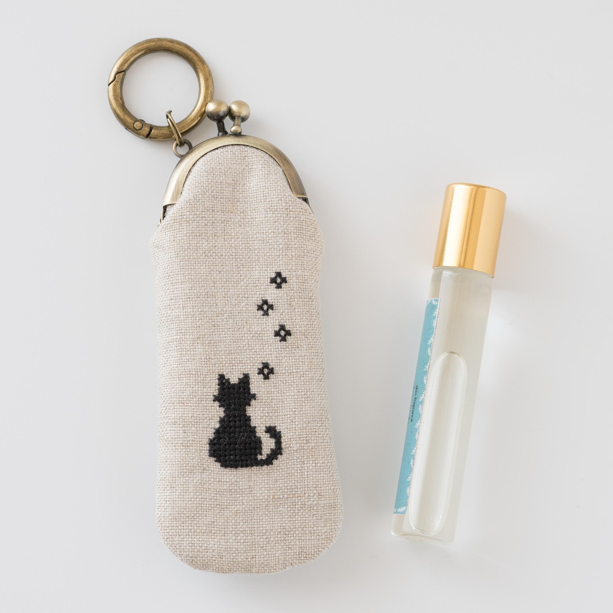 黒猫刺繍のリネンがま口リップケース|生成り|カラビナ付き | 4枚目