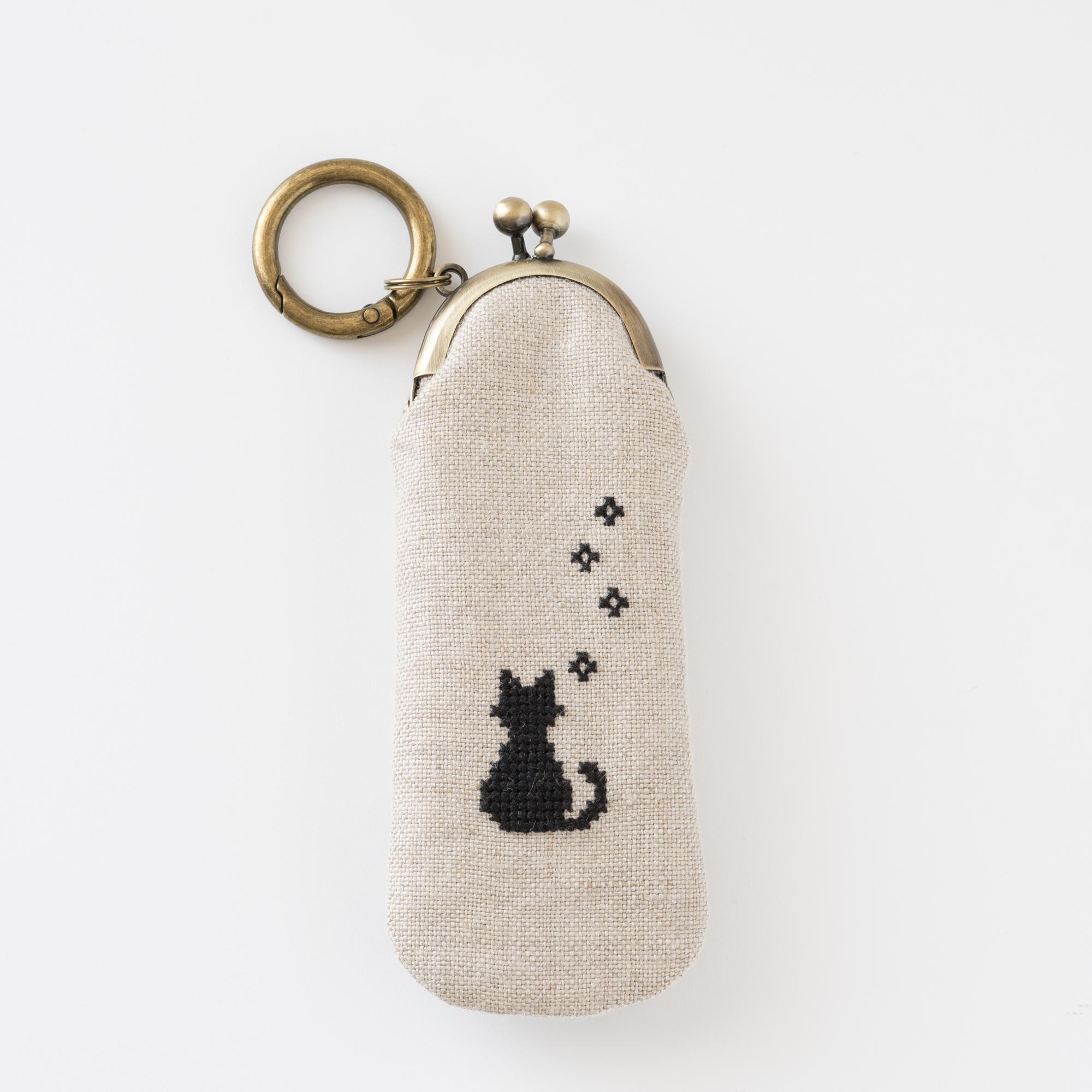 黒猫刺繍のリネンがま口リップケース|生成り|カラビナ付き | 7枚目